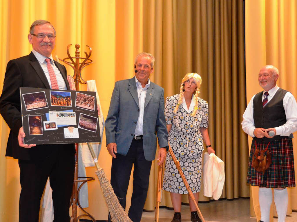 Mit stehenden Ovationen gratulierten die vielen Gste Ulrich May zur Ernennung zum Ehrenbrger von Binzen