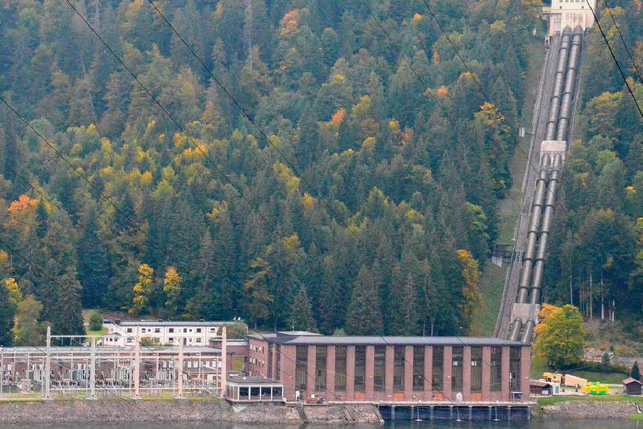 Das Pumspeicherkraftwerk Häusern mit der Zuleitung vom Schluchsee. (Foto: Sebastian Barthmes) Das Pumspeicherkraftwerk Häusern mit der Zuleitung vom Schluchsee. (Foto: Sebastian Barthmes)