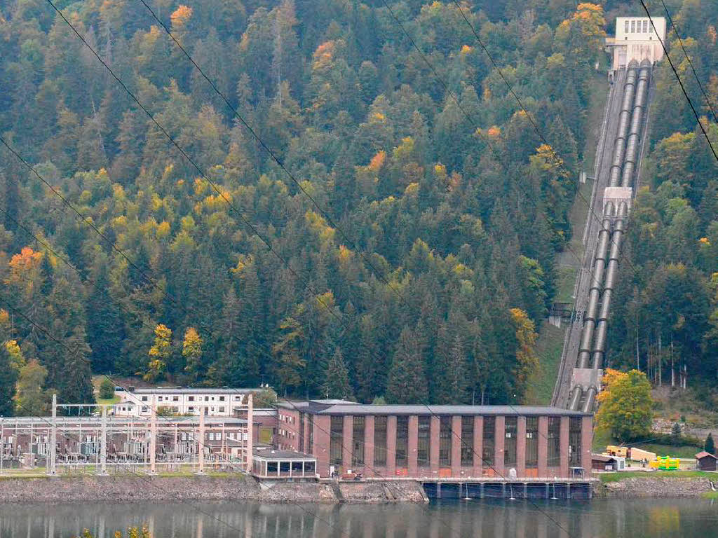 Das Pumspeicherkraftwerk Husern mit der Zuleitung vom Schluchsee.