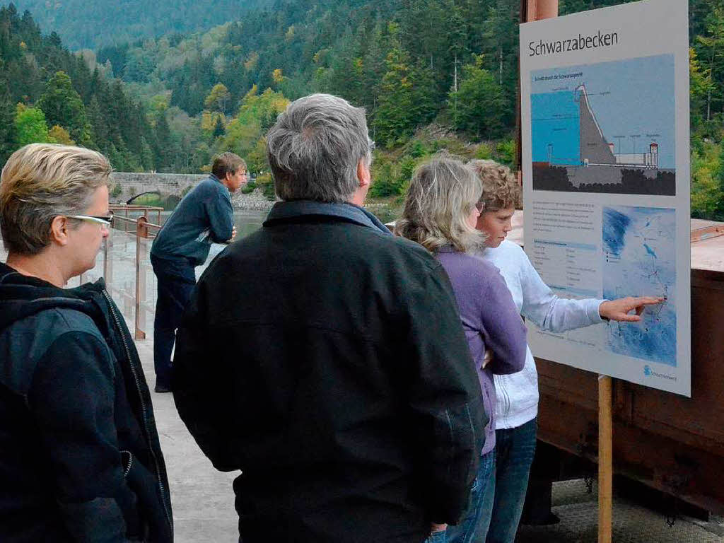 Besucher informieren sich an einer der vielen Tafeln ber das Kraftwerk Husern.