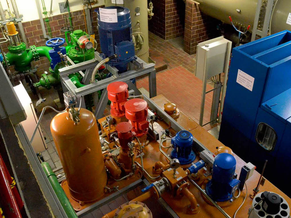 Hilfsmaschinen im Kraftwerk Witznau: Braun sind die lanlagen, grn wird fr Wasser genutzt und blau fr elektrische Anlagen.
