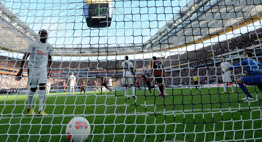 Der Ball liegt nach dem 2:1-Treffer durch Frankfurts Alexander Meier im Tor.