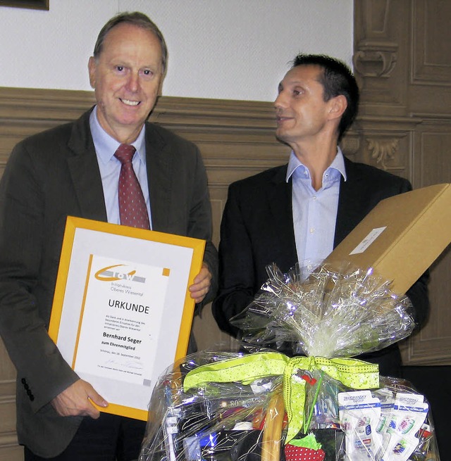 Bernhard Seger ist jetzt  Ehrenmitglie...m berbrachte ihm einen  Geschenkkorb   | Foto: Initiativkreis