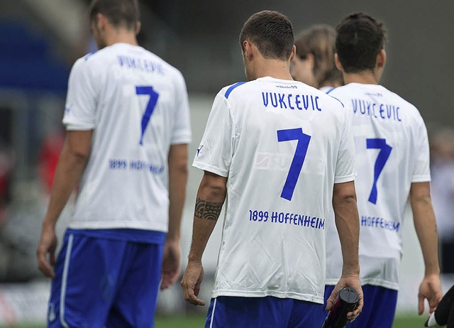 Nach dem Spiel gegen Augsburg trugen a...er Spieler Trikots von Boris Vukcevic.  | Foto: dpa