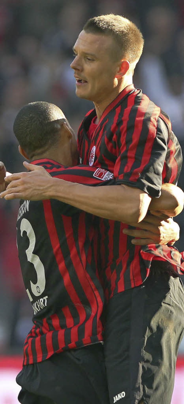 Bamba Anderson (links) bejubelt Matchwinner  Alexander Meier.   | Foto: afp