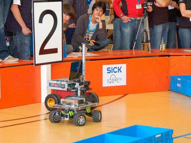 Robot Day 2010: Nicht nur auf die Reih...Umfahren der Hindernisse in der Arena.  | Foto: Sylvia Timm