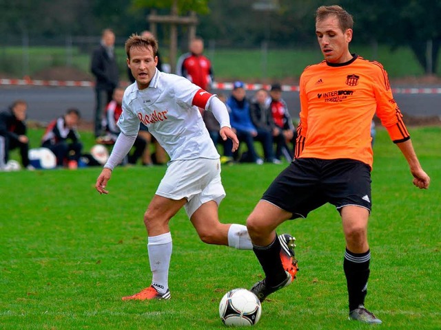 Bekam erst Gelb-Rot und durfte dann do...) verfolgt von FCE-Kapitn Timo Beck.   | Foto: Rogowski