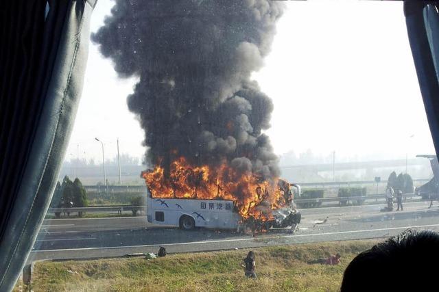 Bus in Flammen: Fnf Deutsche im Norden Chinas gettet