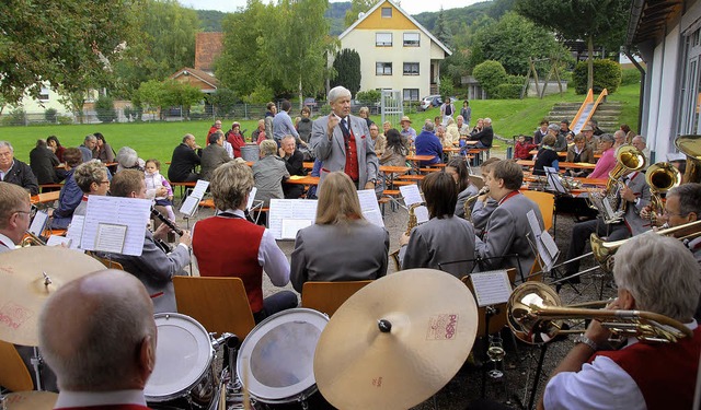 Die Musikkapelle spielte auf bei der t...molterer Kilwi rund um die Festhalle.   | Foto: Roland Vitt