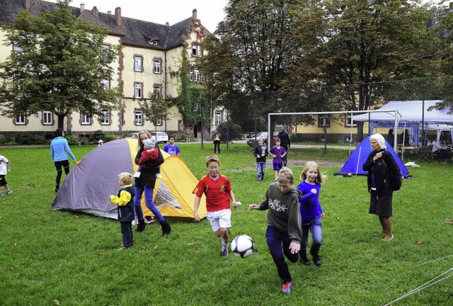 Kicken und Zelten als Aktionsform: All...uung der &#8222;Toleranzwiese&#8220;.   | Foto: kunz