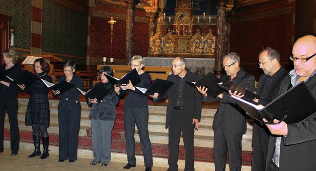 Das Collegium Cantorum Rottweil unter ...tagabend hingebungsvolle Gesangskunst.  | Foto: Martha Weishaar