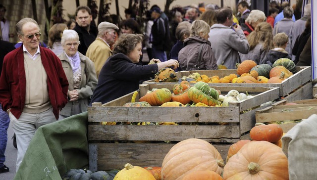 Die Verkaufsstnde in der Hauptstrae ...Jahreszeit entsprechende Dekorationen.  | Foto: Dietmar Noeske