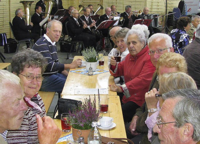 Die Seniorenkapelle Mnstertal gab den...m Oktoberfest im Busbetriebshof Sutter  | Foto: Manfred Lange