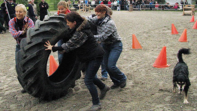 Wlderspiele in Mnstertal &#8211; da ...uch die Frauen am Reifen  tchtig zu.   | Foto: Manfred Lange