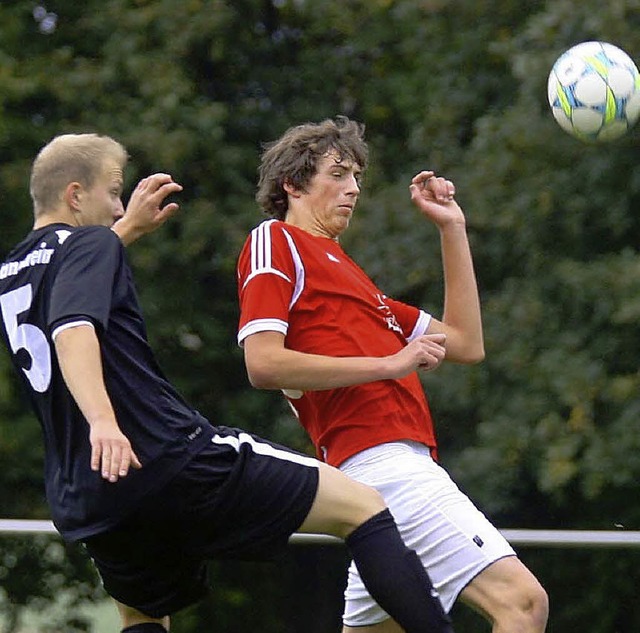 Der Hinterzartener Daniel Martin (rech...en Team einen 2:0-Erfolg in Tannheim.   | Foto: reinardt