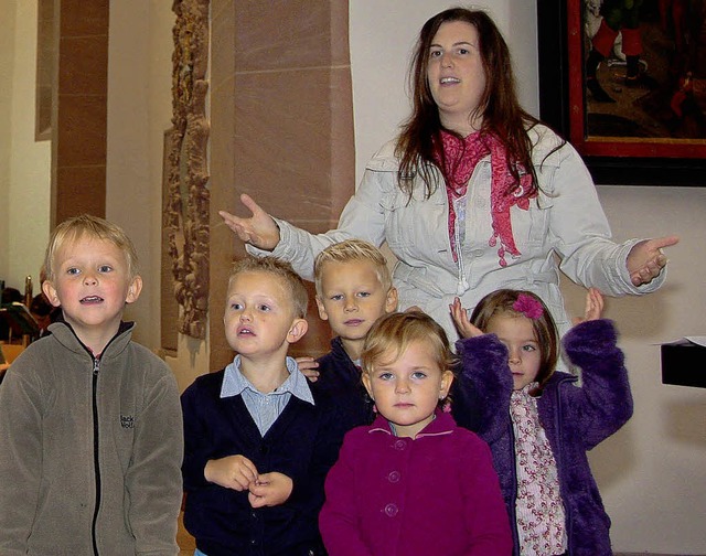 Die neue Kindergartenleiterin Carmen Z...ftritt mit den Kindern in der Kirche.   | Foto: Sandra Decux-Kone