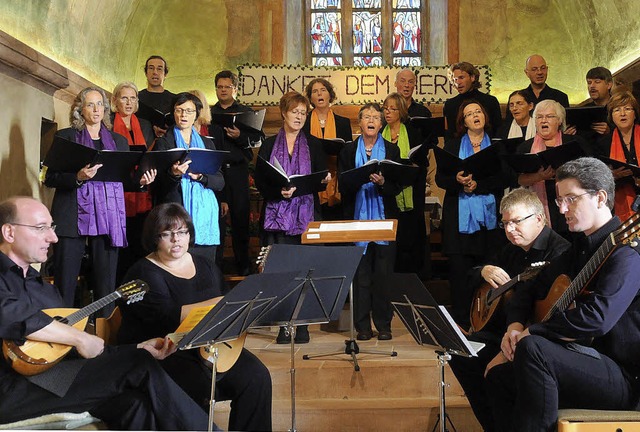 Gemeinsam 100 Jahre alt: Das  Vokalens...edankmusik  in der Burgheimer Kirche.   | Foto: Wolfgang Knstle