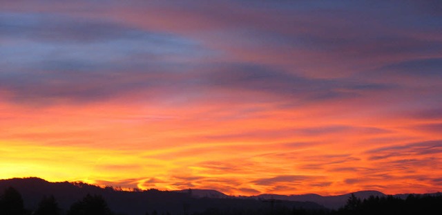 Prchtige Farben: Morgenrot mit einem ...wei Stunden spter hat es gewittert..   | Foto: helmut Kohler