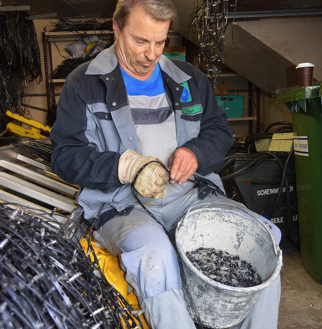 Eine mhsame Kleinarbeit fr Fritz Kog... der Lrracher Weihnachtsbeleuchtung.   | Foto: Maja Tolsdorf