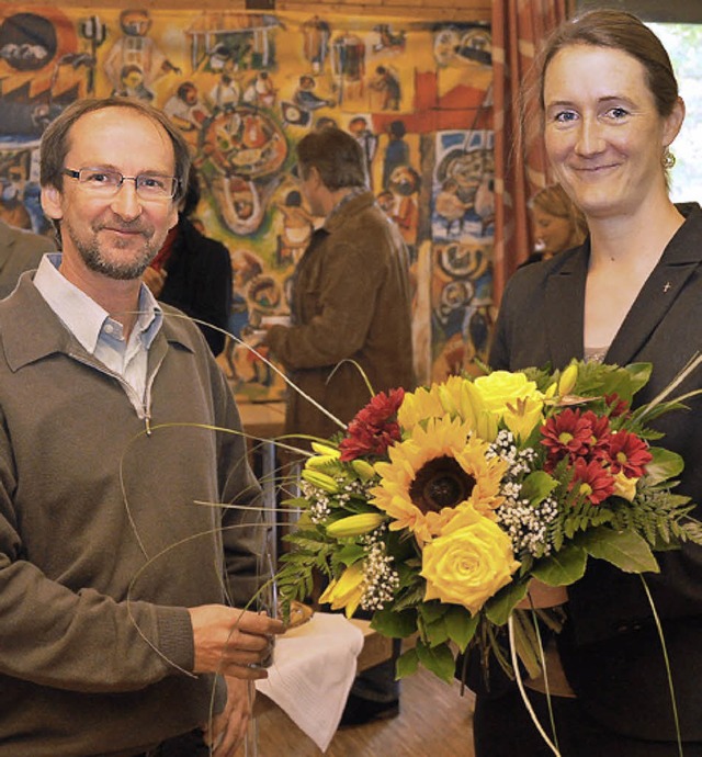 Die neue Pfarrerin Julia Mack hielt am...engemeinderats, Tilman Gth,   Blumen.  | Foto: kricheldorff