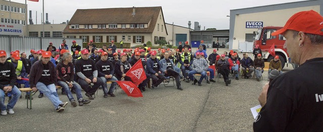 Betriebsversammlung im Freien am Montag vor dem Iveco-Werk in Weisweil.   | Foto: Michael Haberer