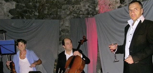 Ihno Tjark Folkerts (Violine),  Suren ...  in der Schlossruine in Burkheim auf.  | Foto: paul klock