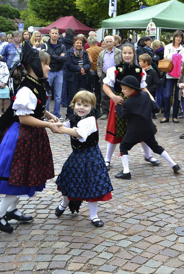 Die Kindertrachtengruppe zog mit ihrem...f dem Marktplatz die Blicke auf sich.   | Foto: fotos: Paul berger