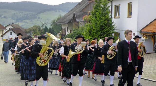 Die Trachtenkapelle Hg-Ehrsberg fhrte den Umzug mit flotter Marschmusik an.   | Foto: sarah trinler