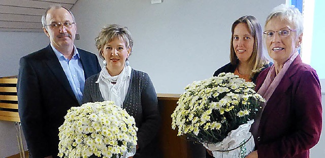 Blumen gab&#8217;s von Brgermeister R...ller und Ingeborg Wasmer (von links).   | Foto: Vera Winter