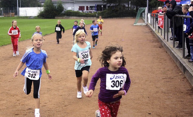 Angefeuert wurden die Schlermannschaf...uathlon der Turnerschaft Langenau zu.   | Foto: Heiner Fabry