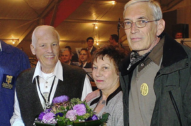 Manfred Honold (links) freute der  Dan...Blumen gab&#8217;s fr  Maria Honold.   | Foto: cremer