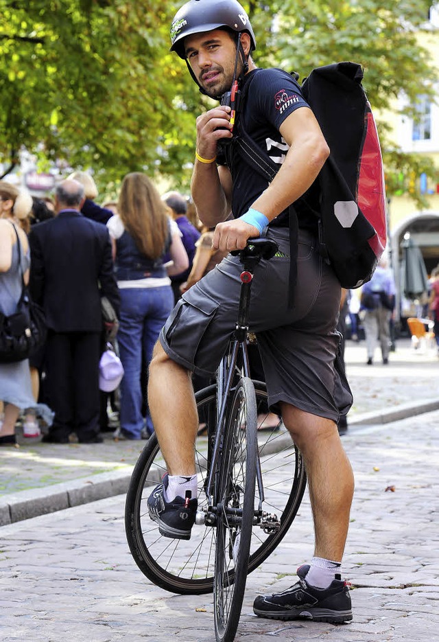 Fahrradkurier Johannes Schmid liebt die Herausforderung Grostadtverkehr.   | Foto: Ingo Schneider