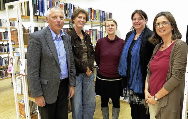 Literatur zum Mitreden in der Mediathe...rin) und Petra Zirlewagen (Mediathek)   | Foto: Dorothee Philipp