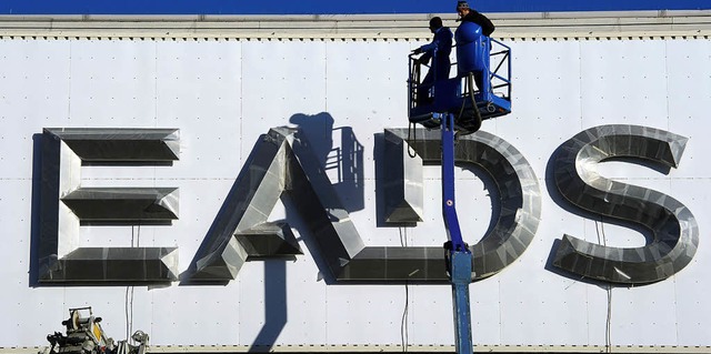 Arbeiter montieren die Buchstaben EADS.... Ob  die Buchstaben BAE hinzukommen?   | Foto: dpa