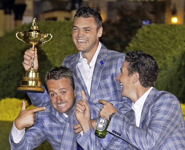 Martin Kaymer (mit Pokal), Graeme McDo...stin Rose albern nach dem Sieg herum.   | Foto: dapd