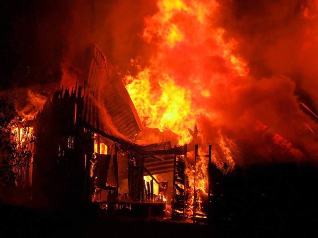 Lichterloh brannte der Schuppen, in de...rio seine Fasentsachen gelagert hatte.  | Foto: Feuerwehr Breisach