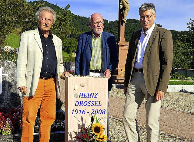 Am Grab von Heinz Drossel auf dem Simo...lrich Fischer-Weissberger (von links)   | Foto: Dauenhauer