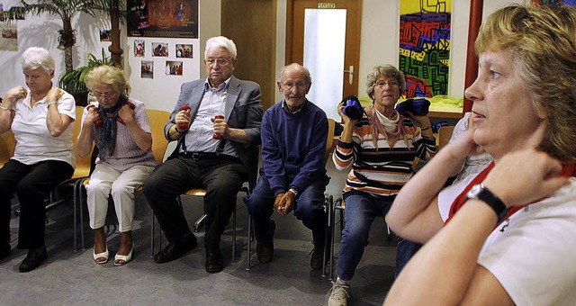 Felicitas Jentsch (rechts) zeigt, wie man Musikelkraft bewahren kann.   | Foto: heidi fssel