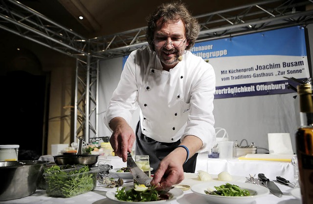 Der staatlich geprfte Ditkoch Joachi...m gibt dem Salat den letzten Schliff.   | Foto: Christoph Breithaupt