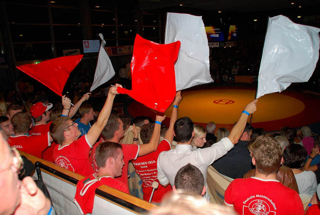 Ringerfest in Zell: Das Krftemessen zwischen der RG Hausen-Zell (in Rot) und der RKG Weitenau-Wieslet (Blau) endete mit einen 17:17-Unentschieden.