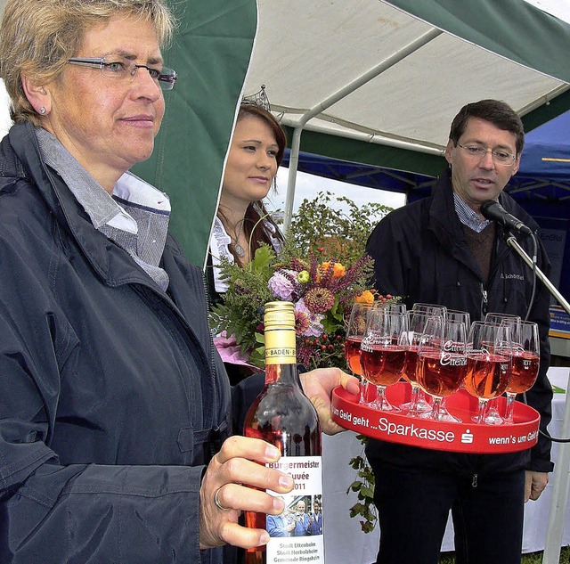 Marina Betzle (links) servierte der Br... Bruno Metz Cuve zum Weinfestauftakt.  | Foto: Sandra Decoux-Kone