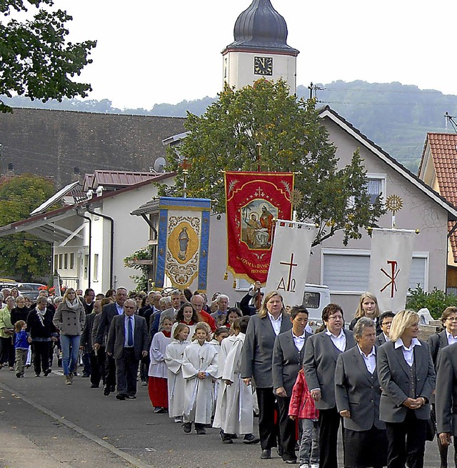 Feierliche Prozession durch Jechtingen   | Foto: Roland Vitt