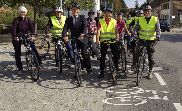 Die Fahrradschutzstreifen sind nun seit Dienstag offiziell eingeweiht.   | Foto: Albert Greiner