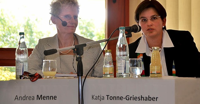 Auf dem Podium: Die Vorsitzende des Fr...Menne (links),  Katja Tonne-Grieshaber  | Foto: svenja heber