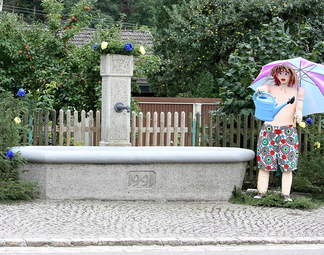 Mit einem kleinen Fest wurde in Utzenfeld an die Brunneneinweihung erinnert.   | Foto: Privat