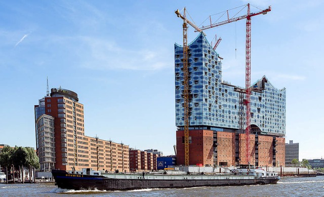 Die Architekten streiten mit der Baufi...t, und nichts geht voran an der Elbe.   | Foto: DPA