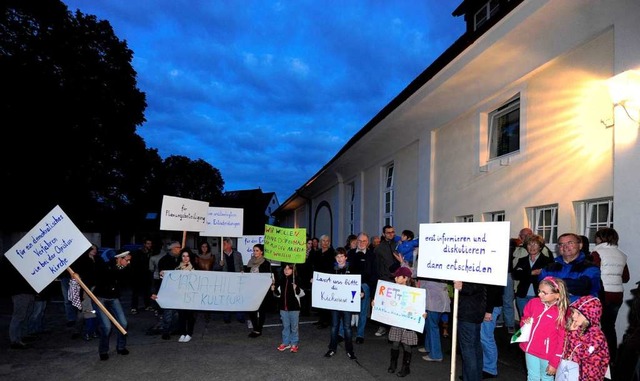 Am Montagabend demonstrierten Brger u...inn der Sitzung des Pfarrgemeinderats.  | Foto: Ingo Schneider