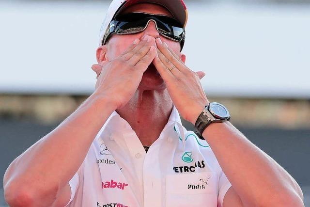 Lächelnd erklärt Michael Schumacher seinen Rücktritt