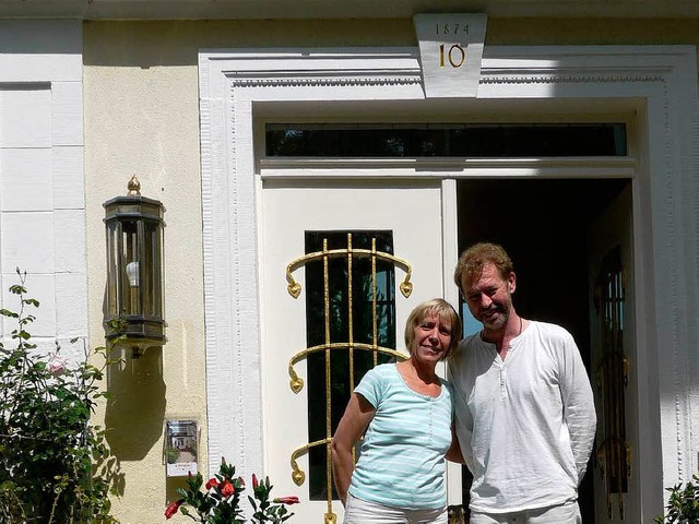 Rita Grimm und Udo Rosenboom vor ihrer Villa Hedwig.  | Foto: Andrea Drescher