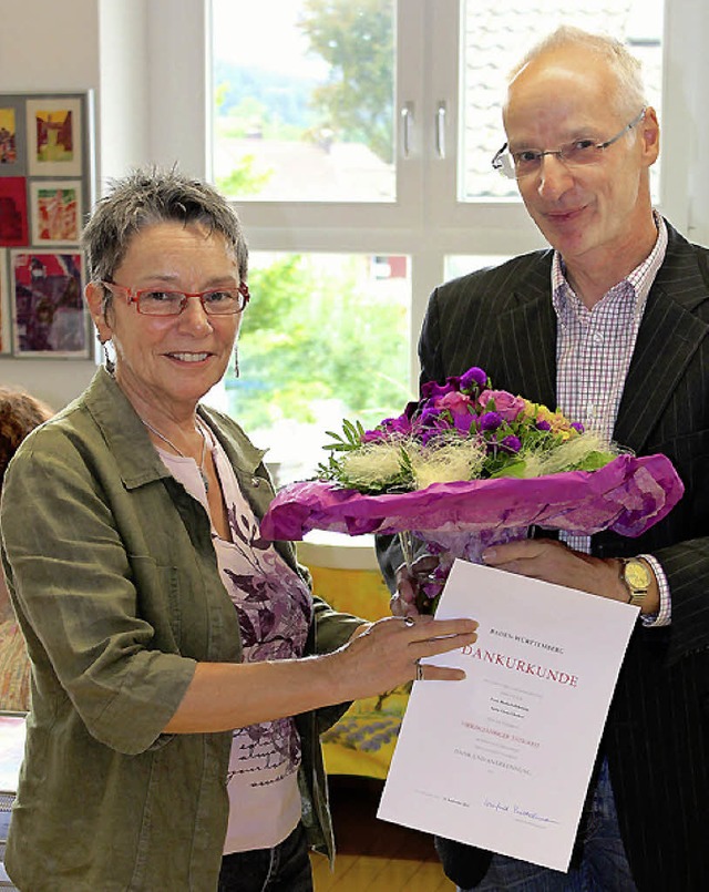 Rektor Bernhard Schmidt ehrte Anita Glatz-Gnter  fr 40 Dienstjahre.   | Foto: Schule